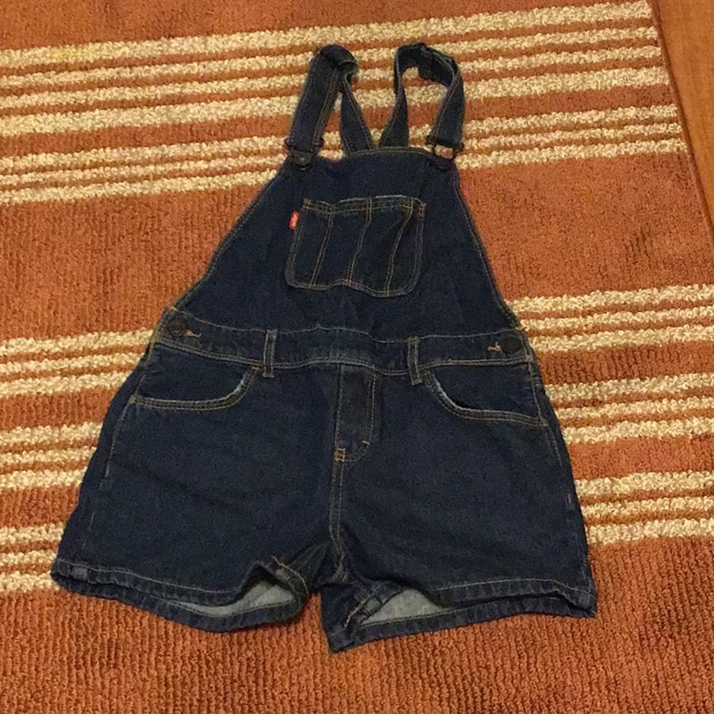 I’m selling Levi’s overalls size 10